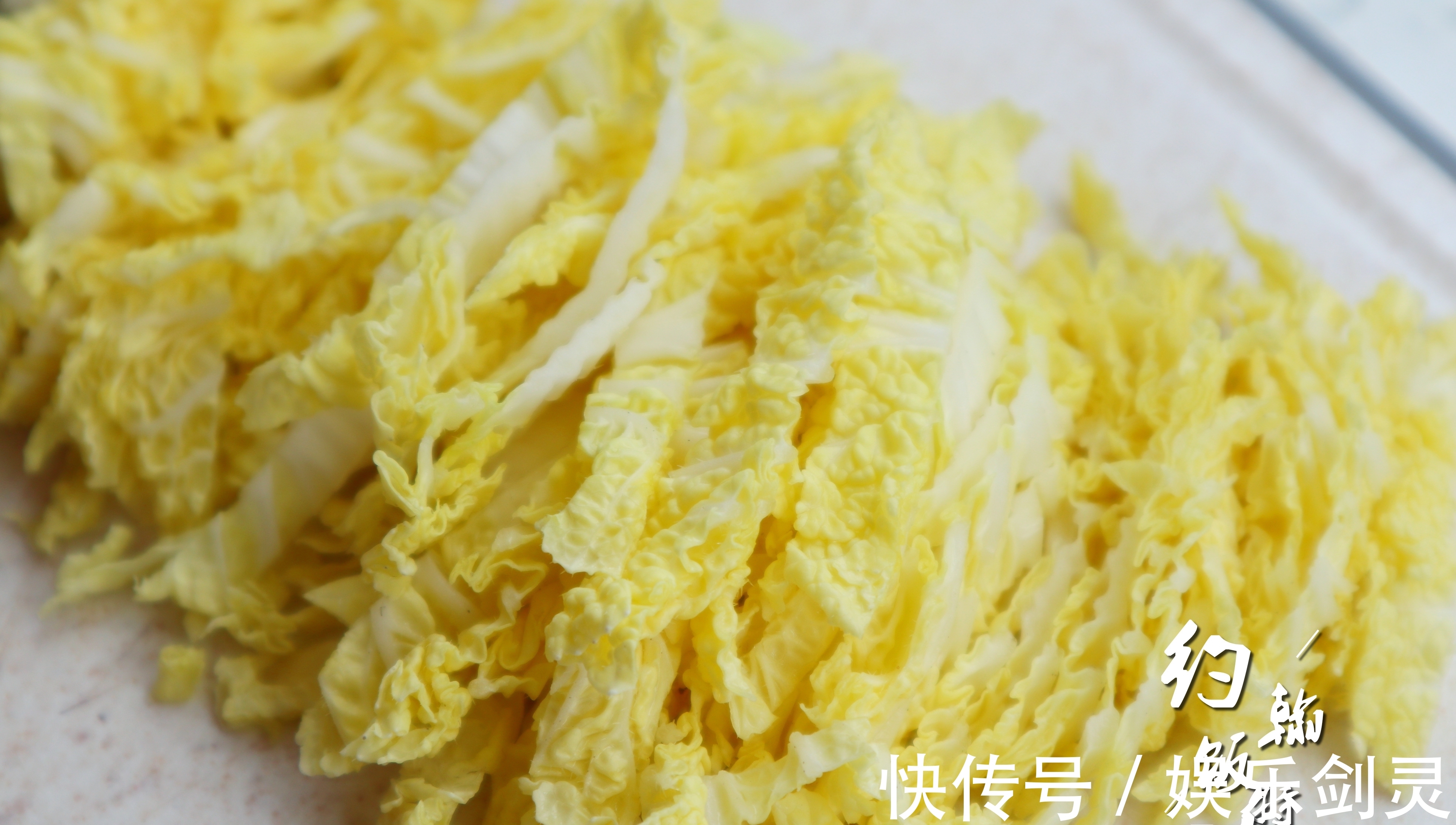 约翰饭|叶酸含量是大白菜的10倍，口感脆甜爽口，和粉丝一起拌着吃，真香