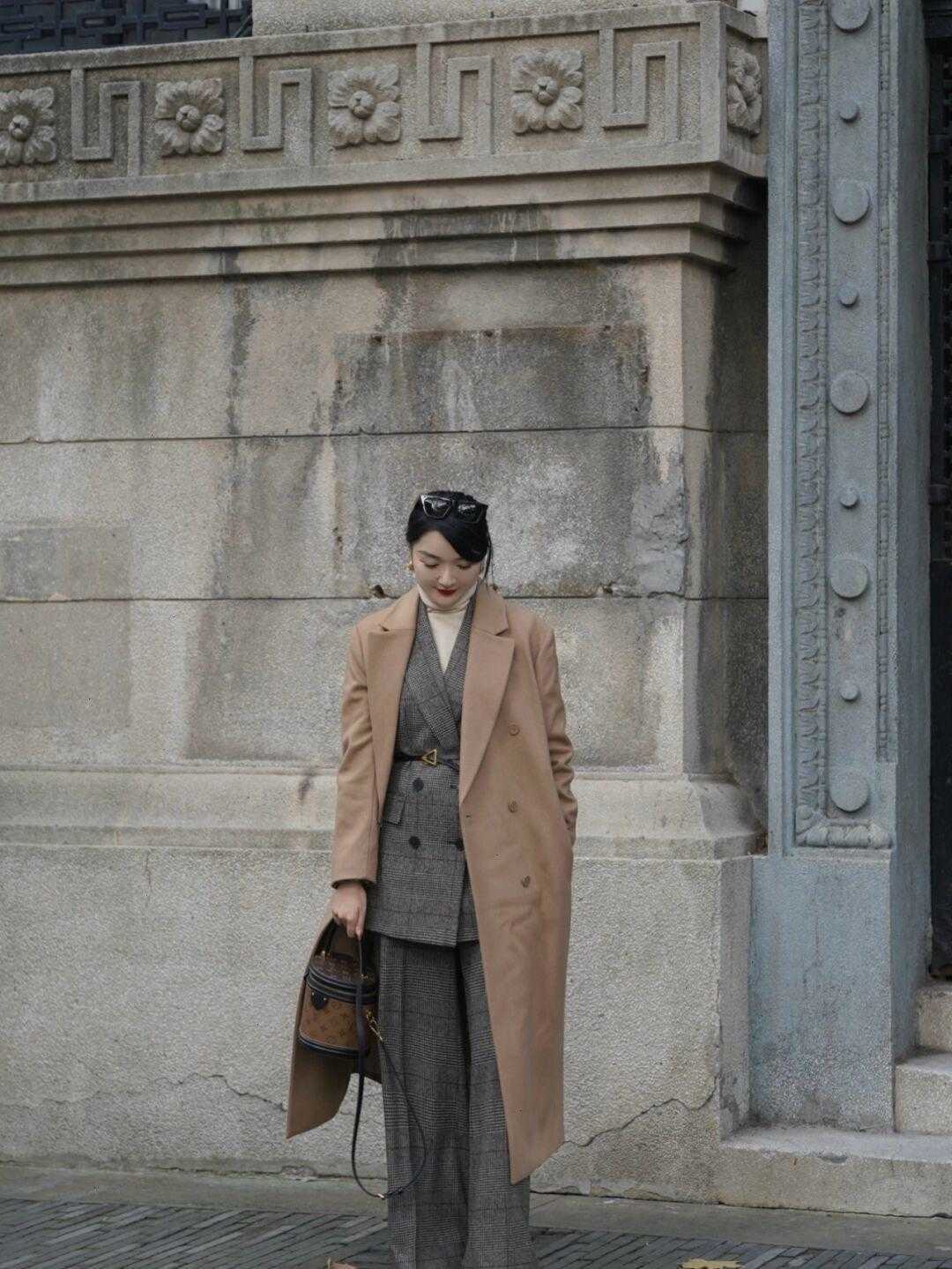 冬天 冬天不想穿羽绒服怎么办?试试毛呢大衣+西装,提升气质又保暖!