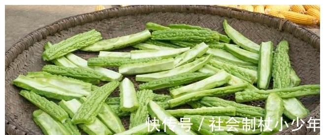 胡椒|苦瓜别再炒鸡蛋了，教你秘制新做法，一次做5斤，放一年都不会坏
