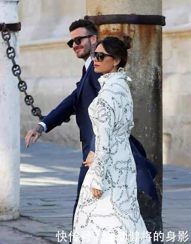 39岁梅根撞衫46岁贝嫂,同穿白色印花裙,王妃气质不敌名媛高级感