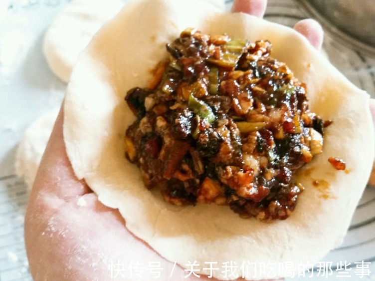 五花肉|5元1个的梅干菜肉饼，在家轻松做，酥脆咸香，放凉也不硬，特好吃