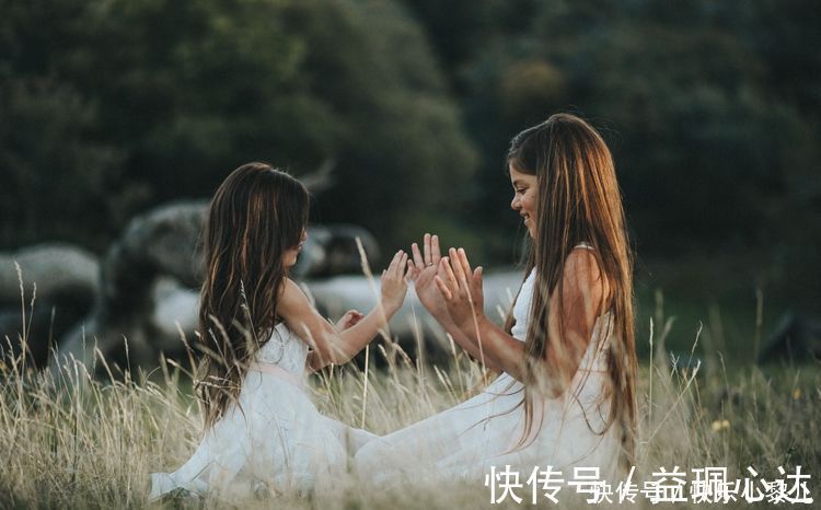 统一|写作业被弟弟打扰，哥哥将弟弟拖出房门，网友：这动作全国统一？