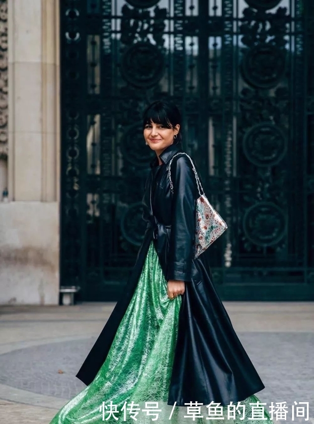 风衣下面不一定穿裤子,今年流行这样穿,显高又时髦,拯救小个子