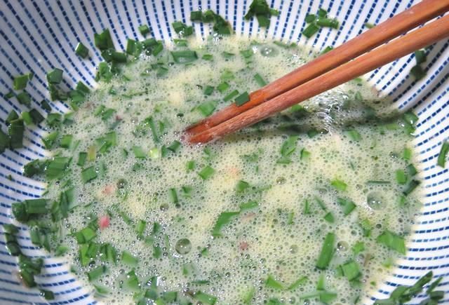 韭菜|韭菜做这饼，不用和面不用揉，搅一搅拌一拌，2分钟出锅，真香！