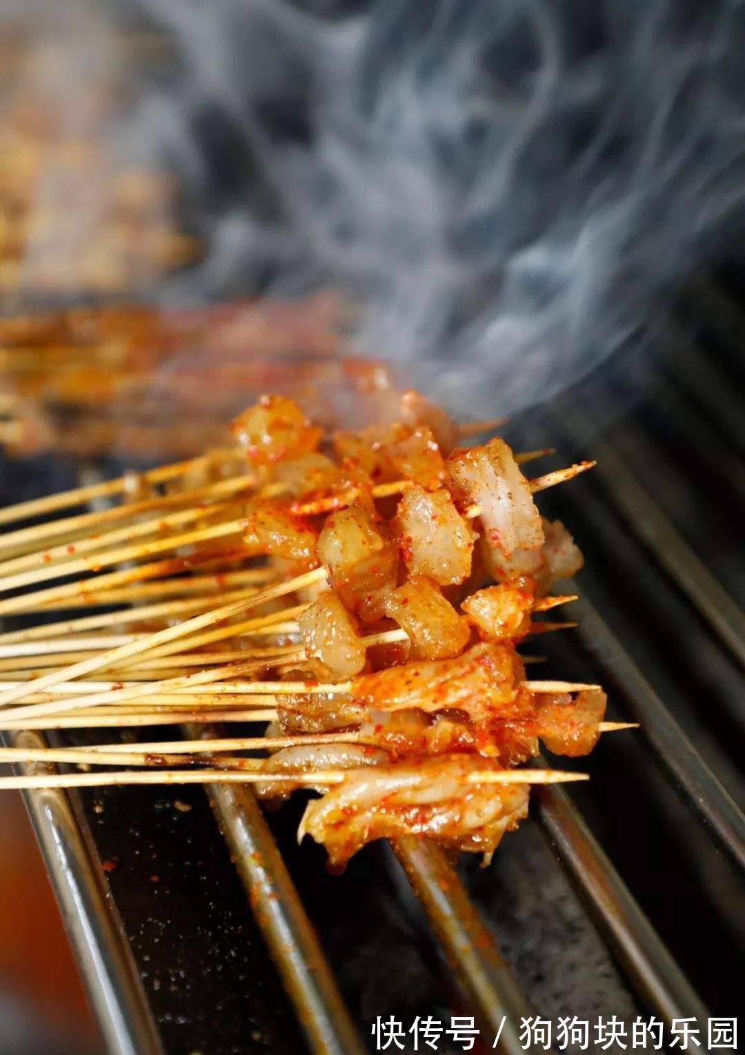 色拉油|厨师长教你“烤羊肉串”的高级烤法,烧烤酱、刷油、蘸料全送给你