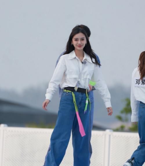 杨颖“跑男路透”被疯传，大胆尝试“柱子裤”，这五五分身材是认真的？