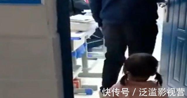 爸爸|“小情人”跟爸爸去查课,刚到教室门口,一挥手果然有“领导范”