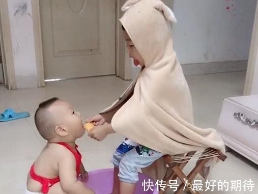 二宝|“红肚兜宝宝”伺候哥哥洗脚走红,这大概是全网混得最差的二胎了
