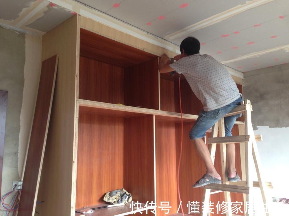 墙面|装了一次房，深刻明白：柜子后面要不要刷腻子，直接关系到实用性