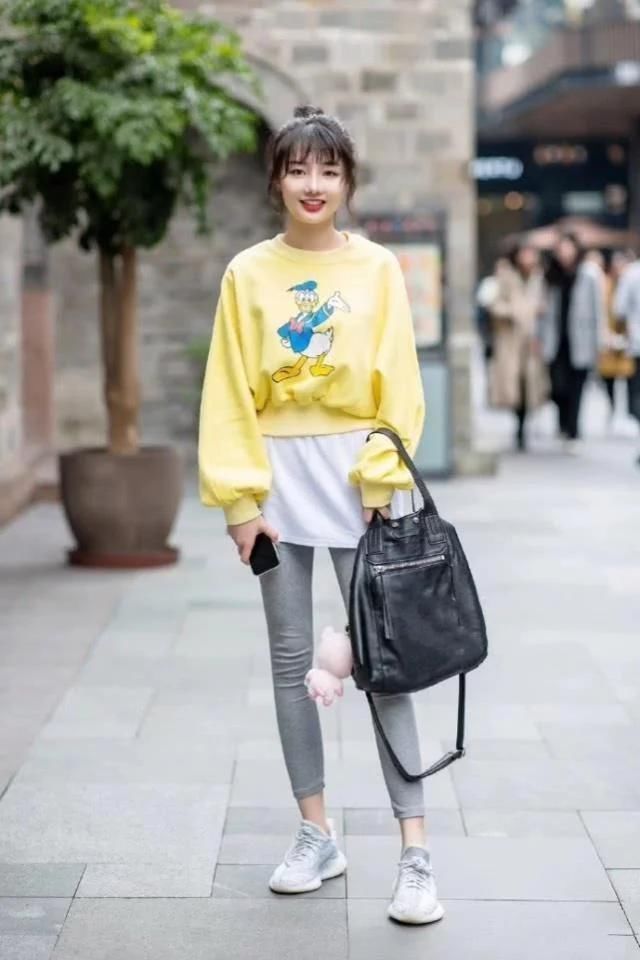 街拍穿白色连衣裙的小姐姐,优雅又端庄,人见人爱