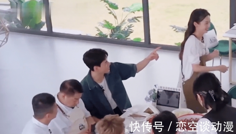 周也|《中餐厅5》龚俊周也频繁互动引争议,俊男美女之间有纯友谊吗?
