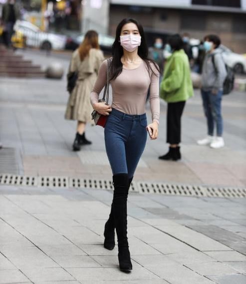 衬衣|美女穿搭：小姐姐爱穿紧身上衣配短靴，轻松“秀身材”，让人心动十足！