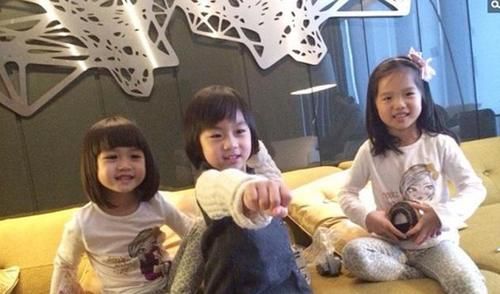 霸總|康康在《爸爸去哪兒》一出場就是“霸總”，其實他兒時也很可愛