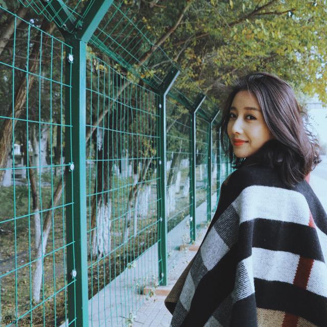 她原是《非誠勿擾》的觀眾，因長得美被星探發(fā)掘，搖身一變成演員