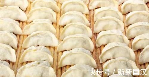 鲜嫩|包白菜饺子，调馅时用上这一招，白菜不出水，饺子鲜嫩多汁很好吃