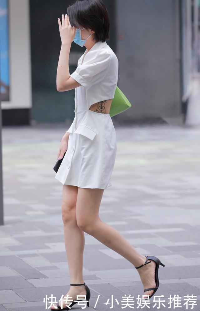 短发美女穿白色西装裙,搭配一字带细跟凉鞋,尽显成熟大气