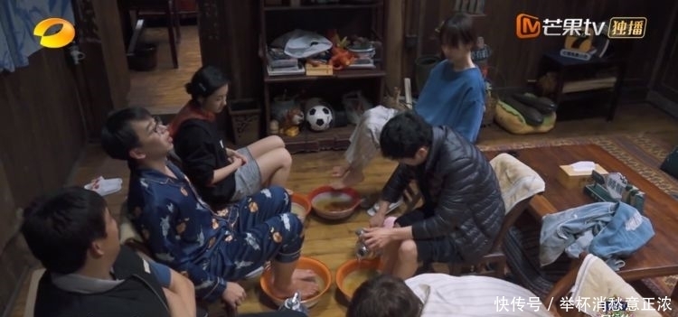 素颜 19岁张子枫素颜有夸张?不惧镜头怼脸拍,剪辑师担心杨紫被比下去