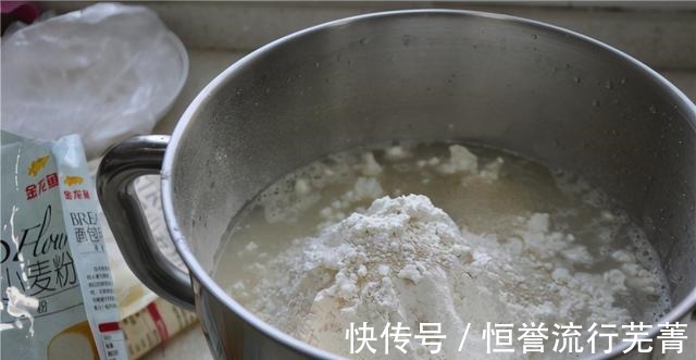 皮薄馅大|洋葱胡萝卜肉包，皮薄馅大，美味鲜香！