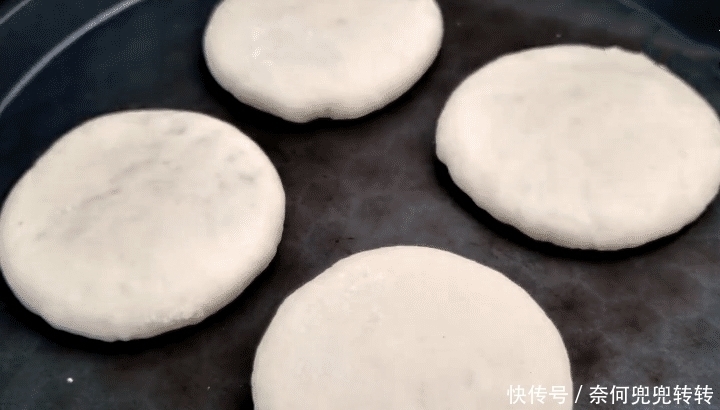 这才是烧饼最地道的做法，简单一烙，个个空心，学会不用出去买了