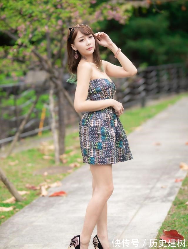 高跟 时尚又具有复古美的抹胸连衣裙，搭配一双细跟高跟鞋，吸睛时尚！