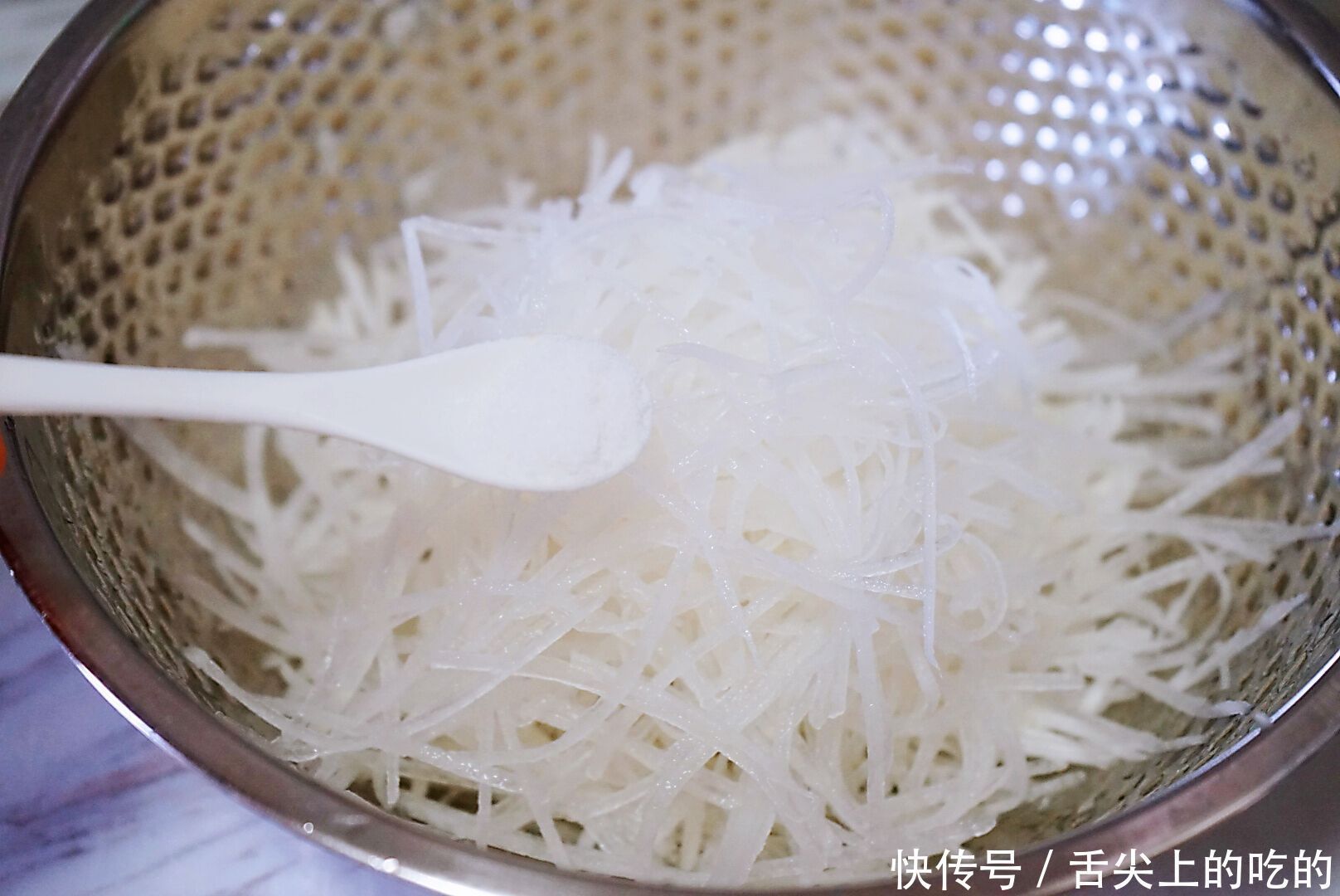 冬季时令菜,属白萝卜最清脆,做成水晶肉丸,香而不腻老少都爱吃