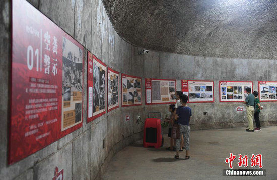 北斗卫星|浙江杭州防空洞里办展览引人参观