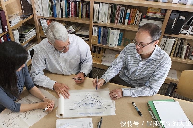 同事|同事都要保持距离,同行更不要说