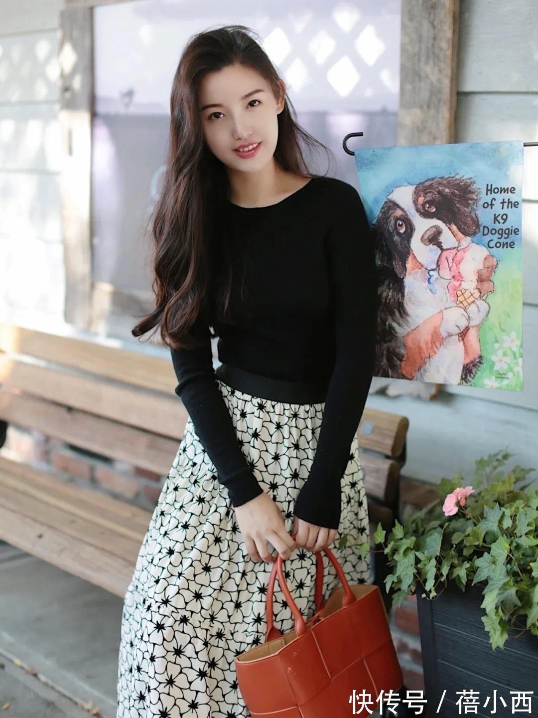 小姐姐|秋天建议30+女性多穿“黑色针织衫”,搭配半身裙,优雅到骨子里