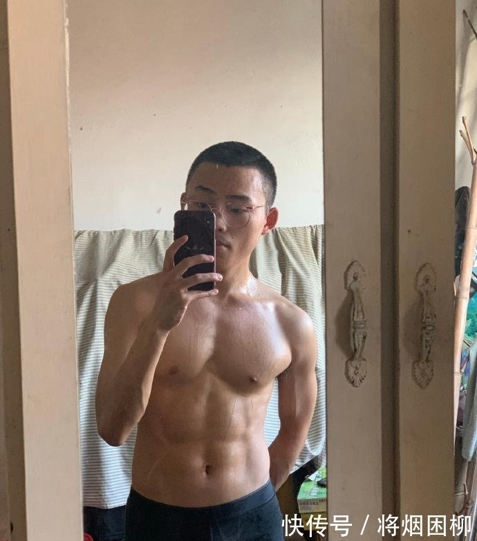 小哥|身高不够肌肉来凑,25岁小哥健身日常,一年没少做俯卧撑!