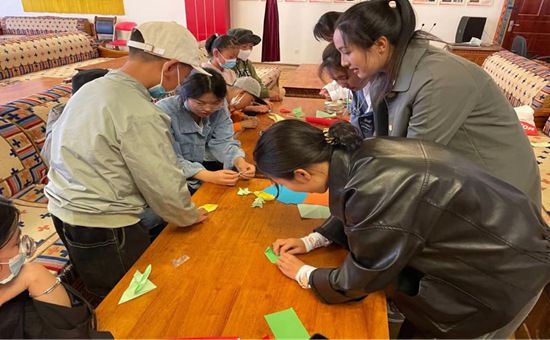 人际交往|拉萨城关区组织“返家乡”大学生开展关爱留守儿童志愿服务活动