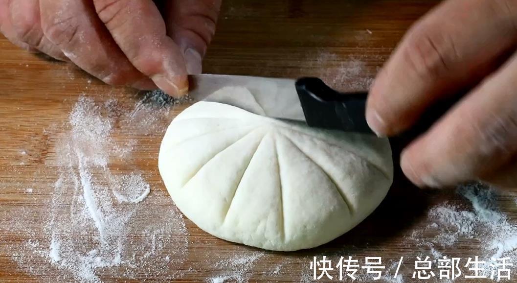做法|面粉别只会蒸馒头,教你一种新做法,松软香甜,一顿5个不够吃