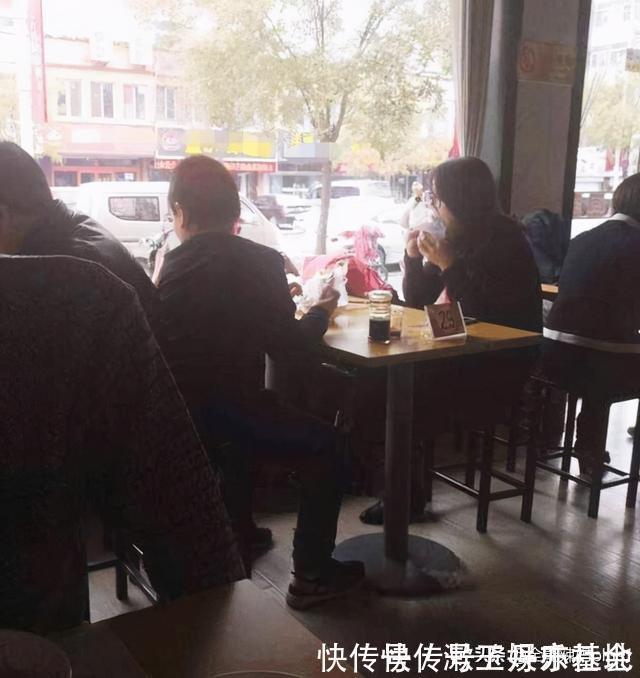 父母|母女俩吃牛肉面刚结账,老板就断言:这妈妈估计老了要睡大街