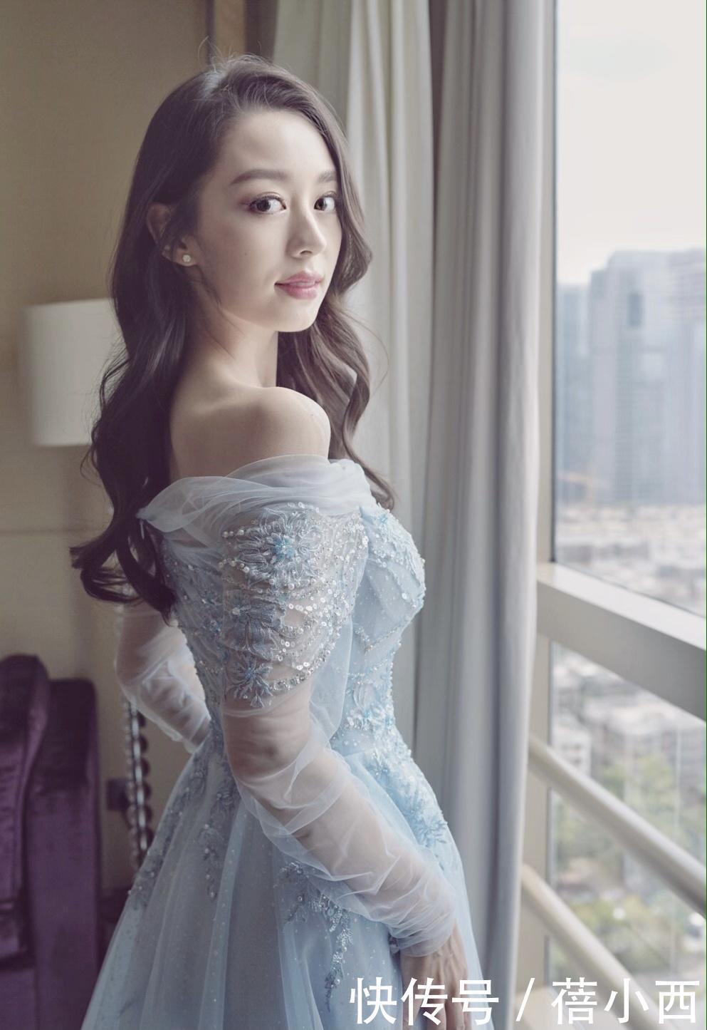 凹凸感|吉娜又穿出了我们想要的“凹凸感”,裸色上衣配牛仔裤,气质高级