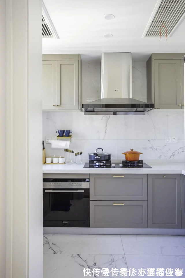 客厅|180平现代风三居室,黑白配的斑马纹茶几是客厅的亮眼的存在