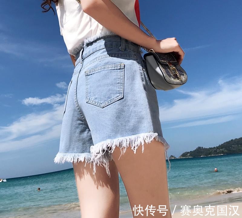 身姿|姑娘就别乱搭配了，当下正流行的牛仔短裤，显瘦又时尚