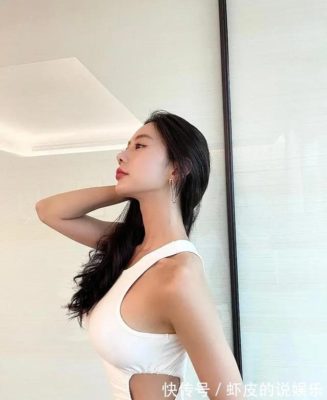 颜值 颜值与实力并存的克拉拉，穿白色上衣搭配牛仔裤超有魅力