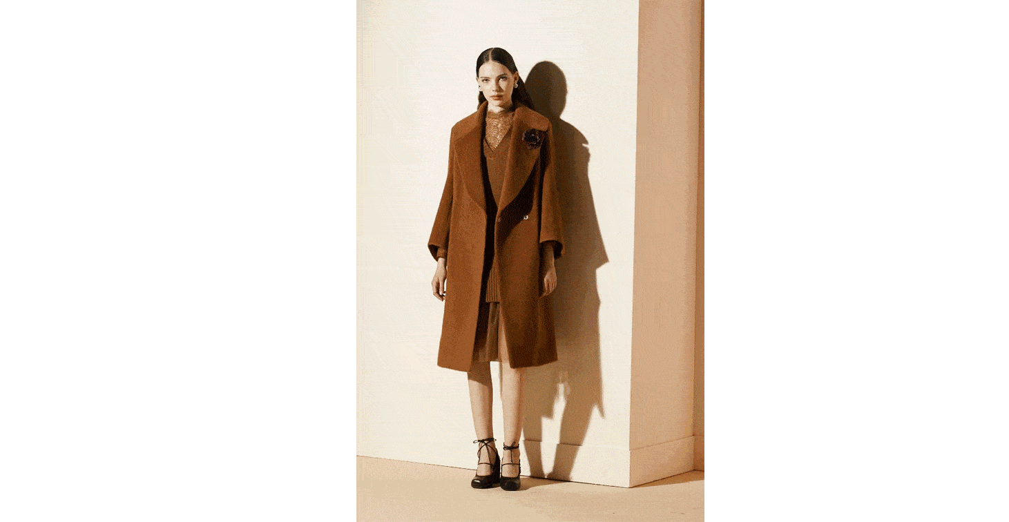 40＋的女性穿大衣，建议多选这3种“深色”，显白又显气质