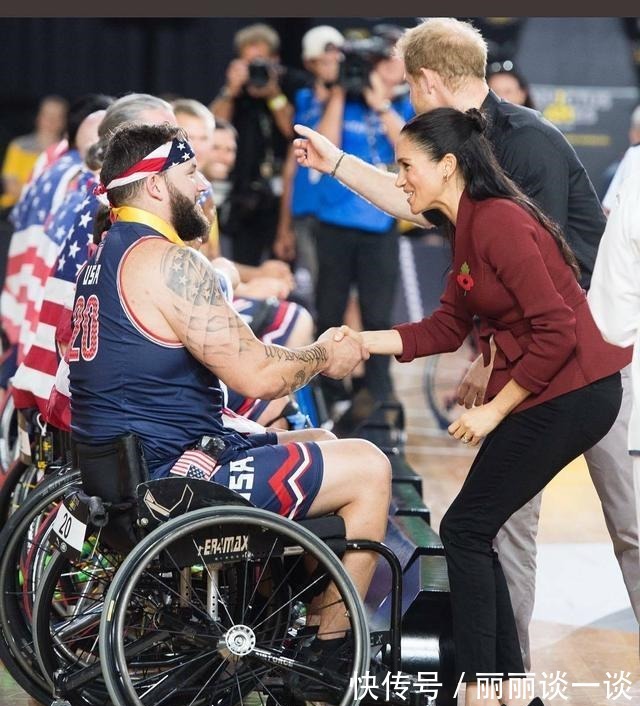 紧身裤|梅根越来越高调, 再穿红色却很显白, 搭配紧身裤和新发型美得惊艳!