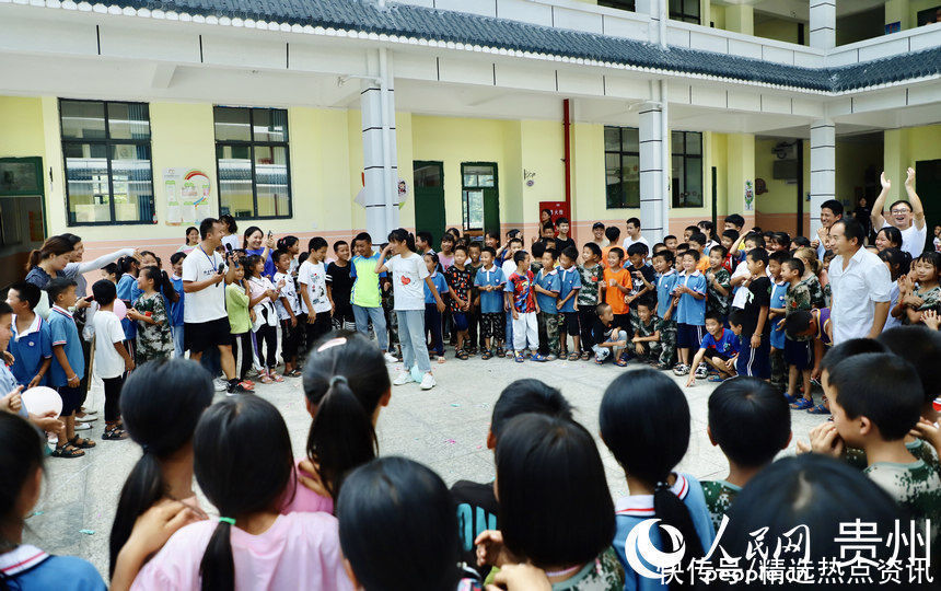 南明小学|贵州：温情支教“大歹娃”喜笑颜开