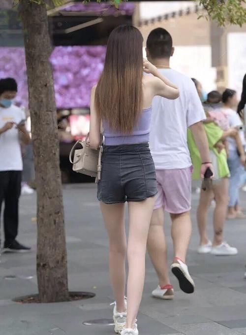  牛仔短裤|“烂大街”的短裤T恤，被年轻女孩“玩坏”了，这么穿时髦又舒适