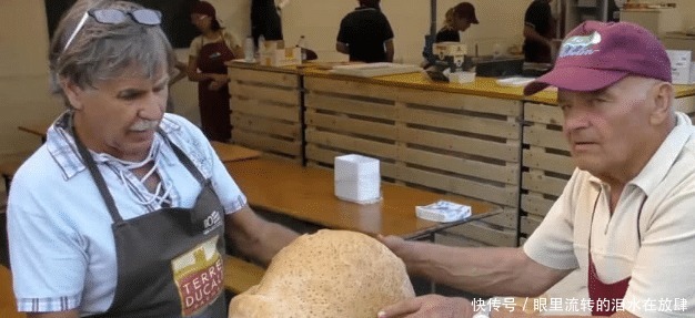国外|外国大爷一个面包能卖一天,去掉壳之后,难怪能卖这么久