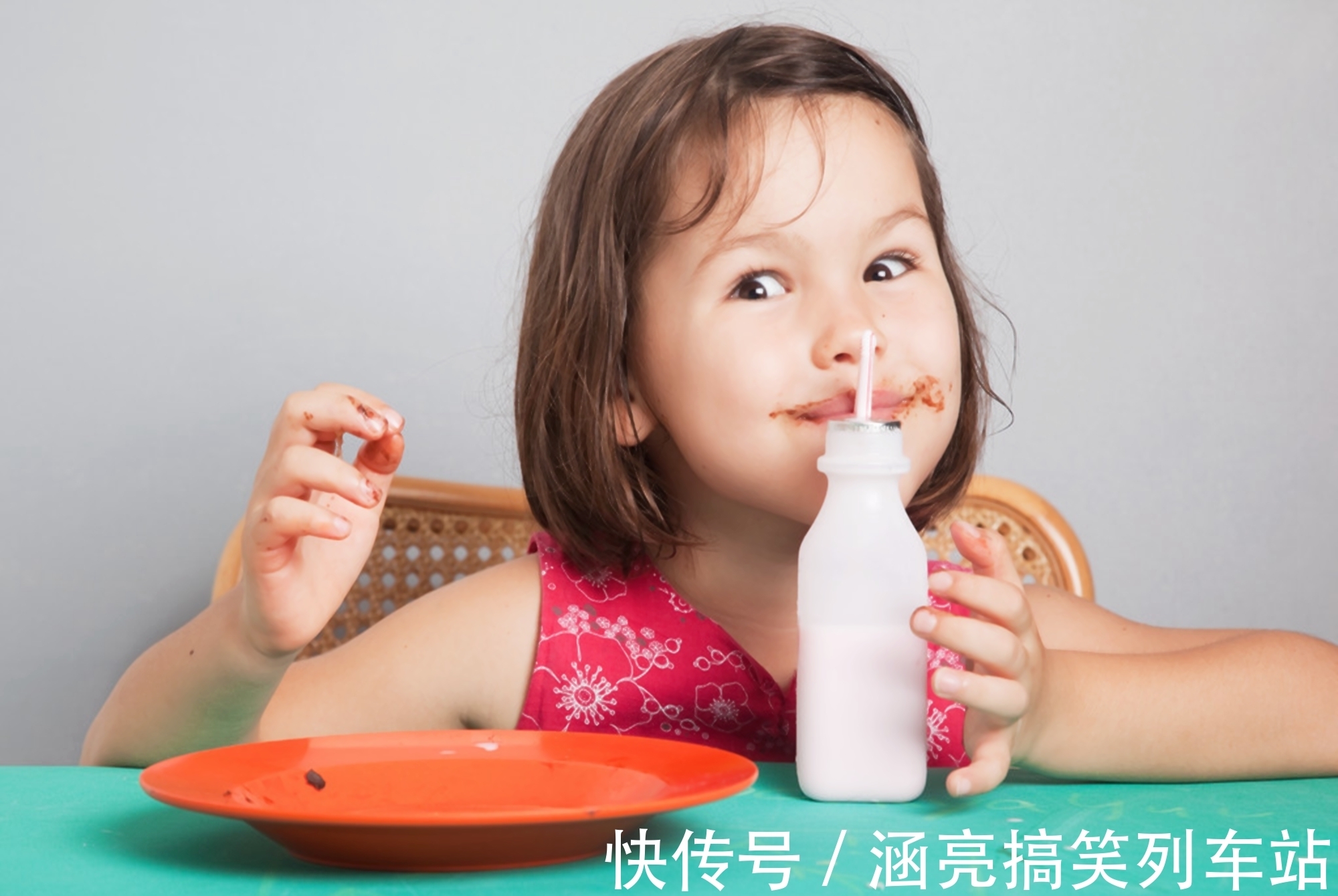 补充水分|宝宝身体缺水后的这4种表现,暗示宝妈该抓紧补水,错过害娃不浅