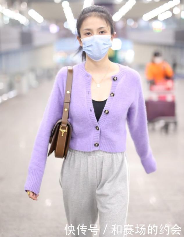 腿短偏胖的女人,穿衣别再塞衣角了,学会这2个技巧,醒目又出彩