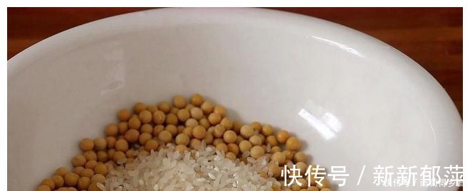 食用盐|黄豆别再打豆浆了,加1把大米,瞬间变美味,吃着比肉香!