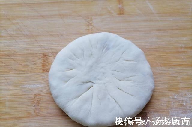 面团|教你做好吃解馋的萝卜粉条素馅饼，皮薄馅大又柔软，凉了也不硬