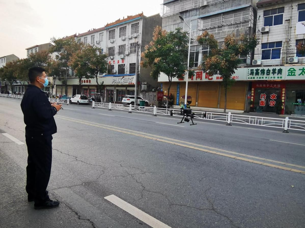 河南|暖心！河南扶沟县民警用无人机为91岁隔离老人空投“救命药”