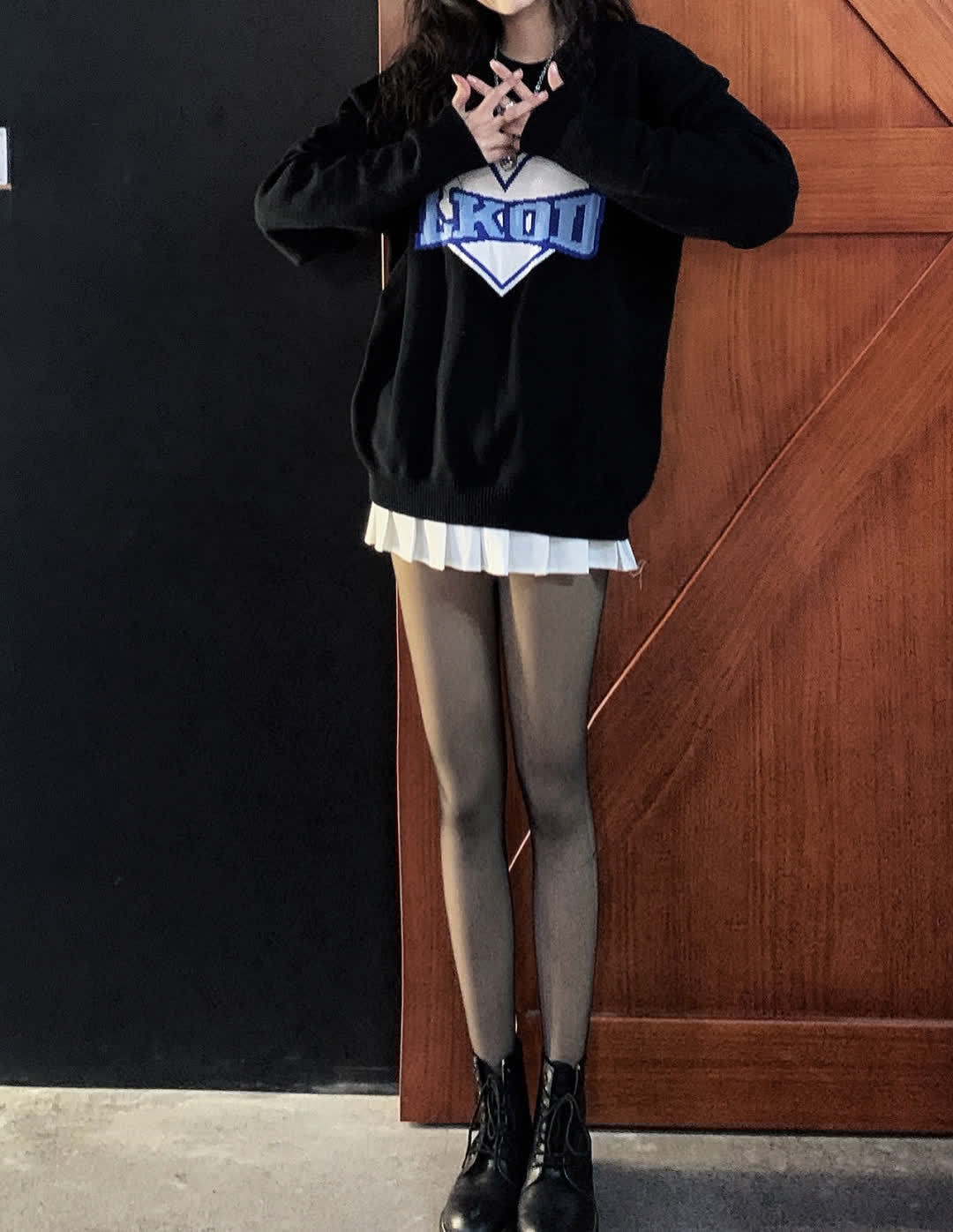 毛衣 婀娜多姿的小姐姐, 一件黑色宽松毛衣配超短裙, 性感又摩登