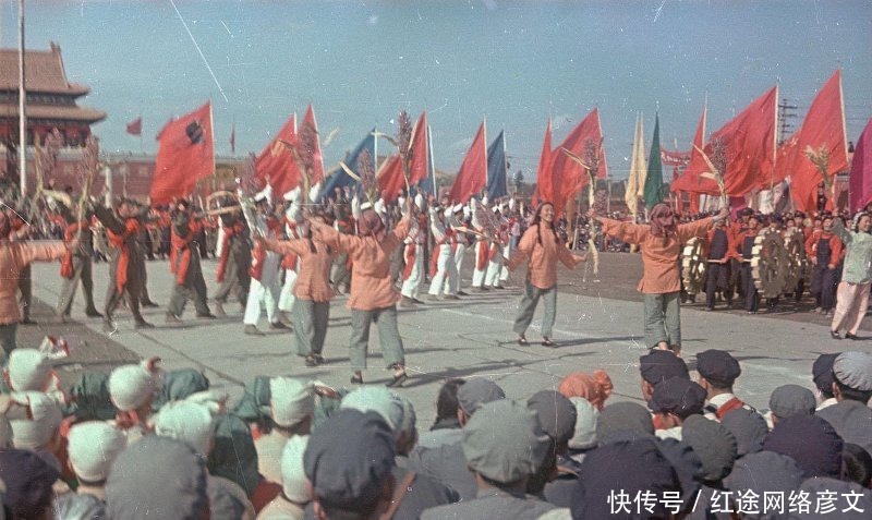 老照片1949年开国大典天安门广场上扭起了大秧歌