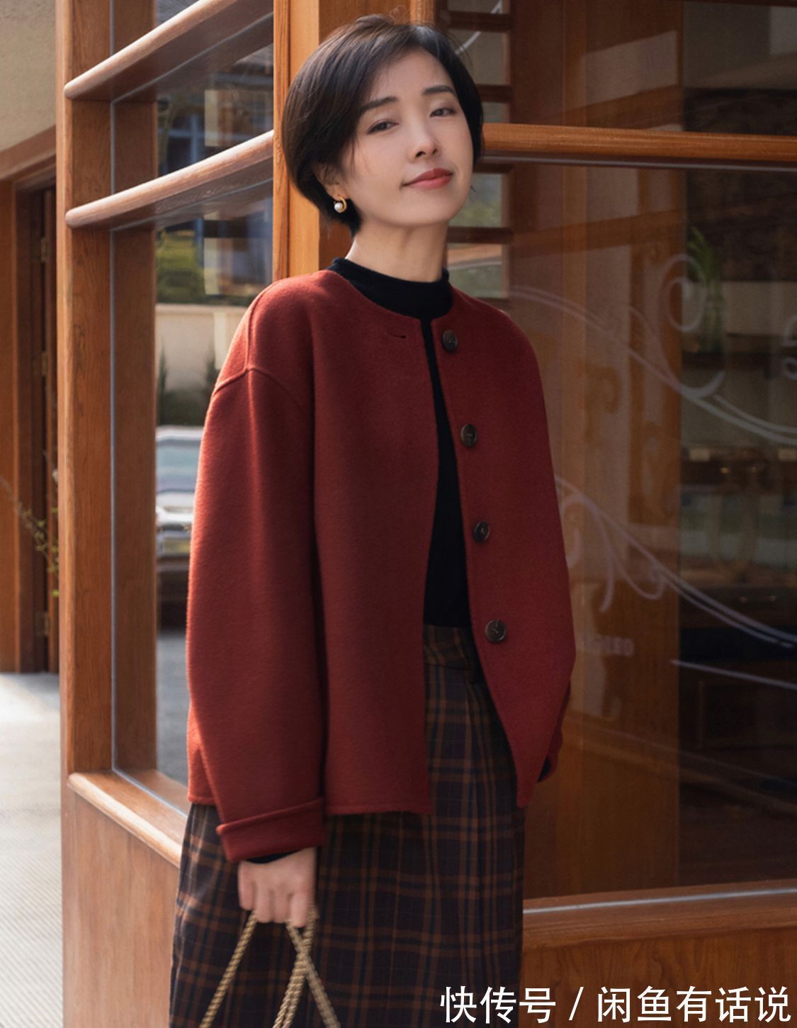 格纹|早春长大衣失宠了,35岁阿姨的“短大衣+裙子”保暖又高级,真美