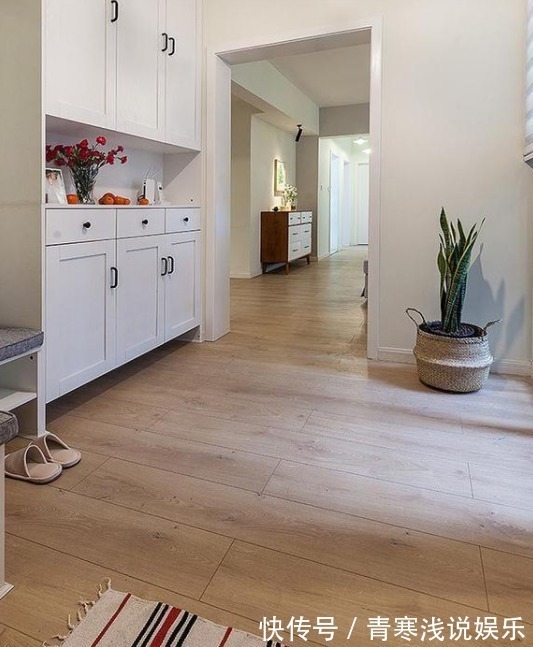 她家148平米,进门就被玄关迷住,不做吊顶跟背景墙,阳台超漂亮